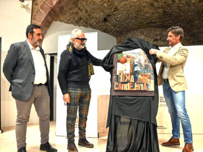 L’artista Martí Bofarull posa imatge a la 175a Fira de la Candelera